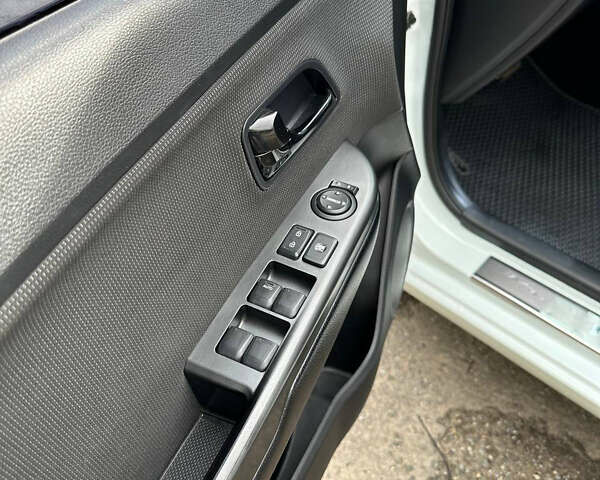 Белый Киа Рио, объемом двигателя 1.59 л и пробегом 149 тыс. км за 7800 $, фото 12 на Automoto.ua
