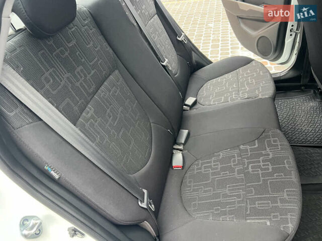 Белый Киа Рио, объемом двигателя 1.6 л и пробегом 42 тыс. км за 9600 $, фото 52 на Automoto.ua