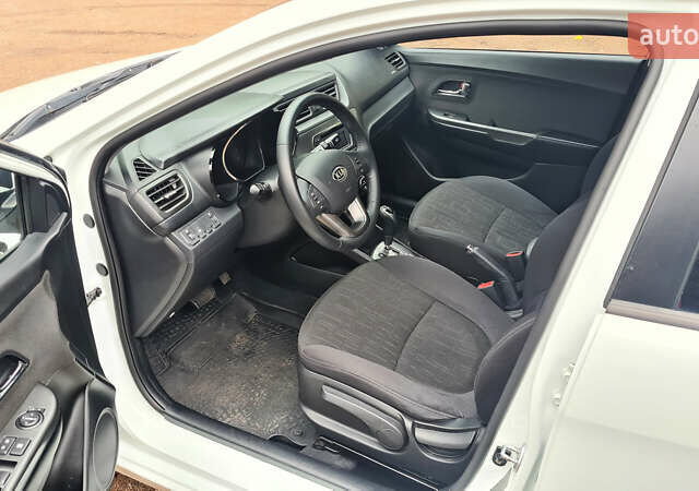 Белый Киа Рио, объемом двигателя 1.59 л и пробегом 159 тыс. км за 8800 $, фото 6 на Automoto.ua