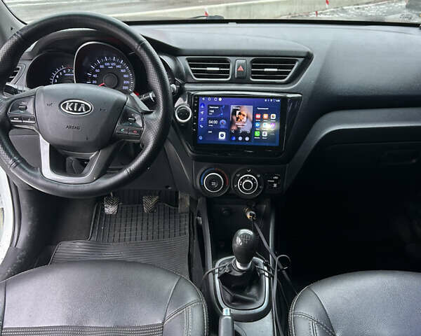 Белый Киа Рио, объемом двигателя 1.4 л и пробегом 315 тыс. км за 5300 $, фото 7 на Automoto.ua