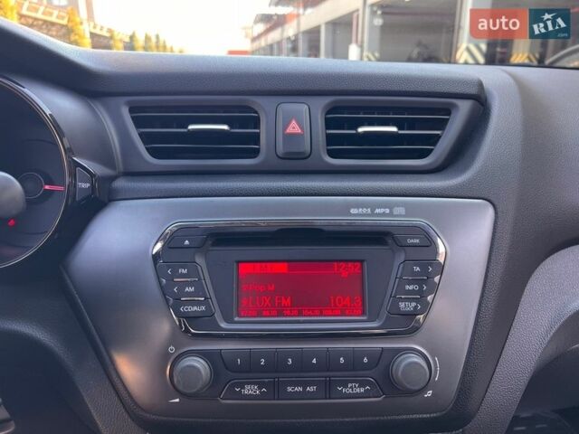 Білий Кіа Ріо, об'ємом двигуна 1.6 л та пробігом 48 тис. км за 10200 $, фото 12 на Automoto.ua