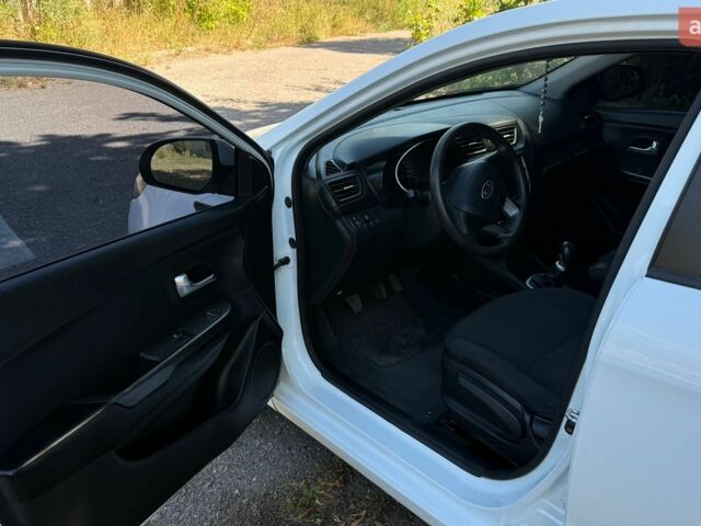 Белый Киа Рио, объемом двигателя 1.4 л и пробегом 129 тыс. км за 7500 $, фото 6 на Automoto.ua