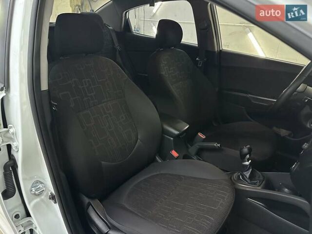 Белый Киа Рио, объемом двигателя 1.59 л и пробегом 112 тыс. км за 8700 $, фото 3 на Automoto.ua