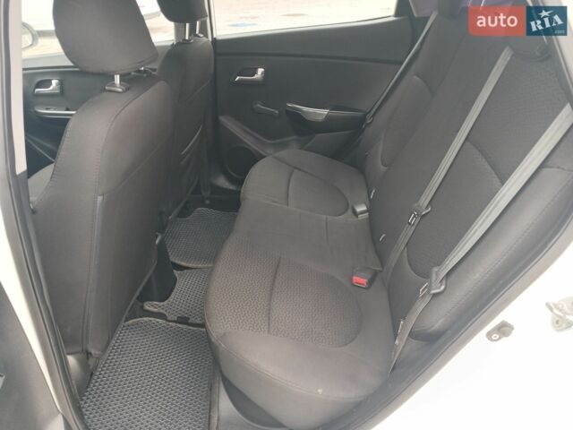Білий Кіа Ріо, об'ємом двигуна 1.4 л та пробігом 230 тис. км за 5300 $, фото 14 на Automoto.ua