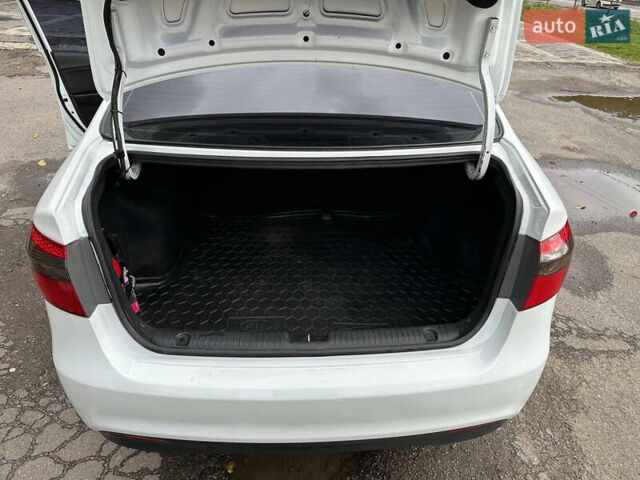 Белый Киа Рио, объемом двигателя 1.59 л и пробегом 149 тыс. км за 7800 $, фото 6 на Automoto.ua