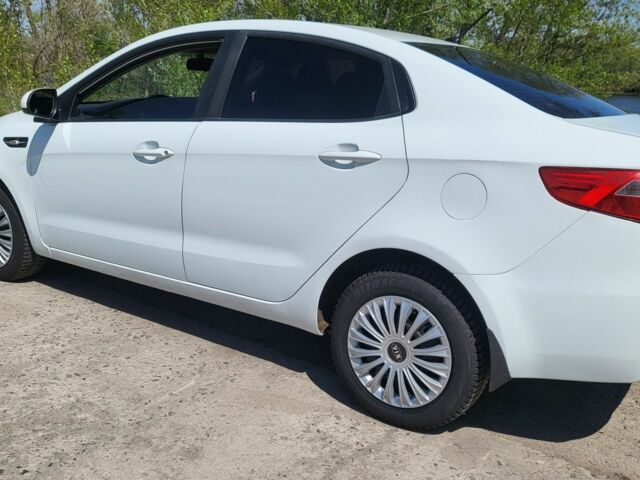 Белый Киа Рио, объемом двигателя 1.4 л и пробегом 235 тыс. км за 7700 $, фото 2 на Automoto.ua