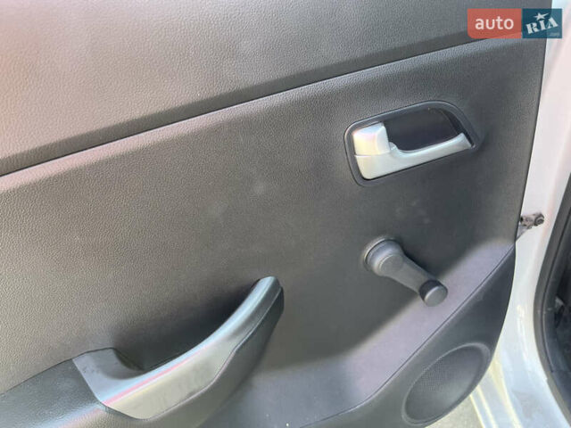 Белый Киа Рио, объемом двигателя 1.4 л и пробегом 41 тыс. км за 8700 $, фото 13 на Automoto.ua