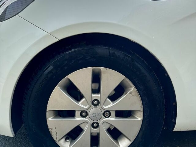 Білий Кіа Ріо, об'ємом двигуна 1.6 л та пробігом 149 тис. км за 8000 $, фото 7 на Automoto.ua