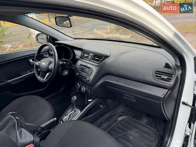 Кіа Ріо 2012 у Никополе на Automoto.ua Білий Кіа Ріо, об'ємом двигуна 1.4 л та пробігом 168 тис. км за 7500 $, фото 16 на Automoto.ua