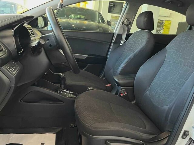 Білий Кіа Ріо, об'ємом двигуна 1.6 л та пробігом 182 тис. км за 7330 $, фото 8 на Automoto.ua