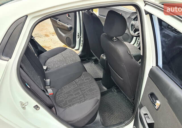 Белый Киа Рио, объемом двигателя 1.59 л и пробегом 159 тыс. км за 8800 $, фото 14 на Automoto.ua
