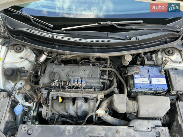 Белый Киа Рио, объемом двигателя 1.4 л и пробегом 144 тыс. км за 6300 $, фото 38 на Automoto.ua