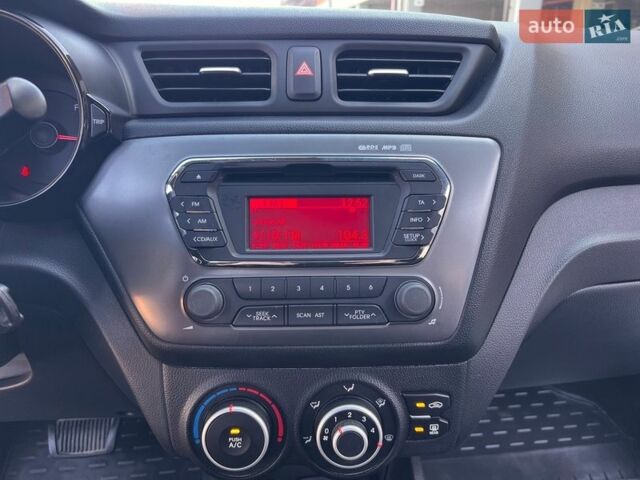 Білий Кіа Ріо, об'ємом двигуна 1.6 л та пробігом 48 тис. км за 10200 $, фото 13 на Automoto.ua