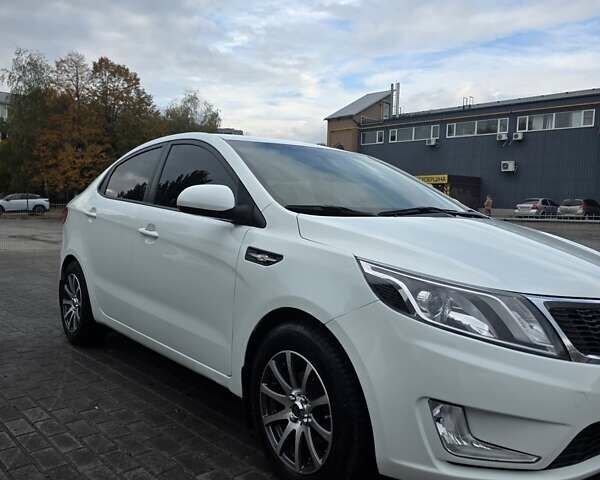 Белый Киа Рио, объемом двигателя 1.4 л и пробегом 288 тыс. км за 7500 $, фото 4 на Automoto.ua