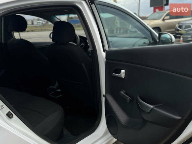 Белый Киа Рио, объемом двигателя 1.4 л и пробегом 200 тыс. км за 6900 $, фото 23 на Automoto.ua