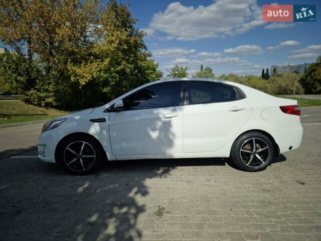 Білий Кіа Ріо, об'ємом двигуна 1.6 л та пробігом 200 тис. км за 8000 $, фото 4 на Automoto.ua