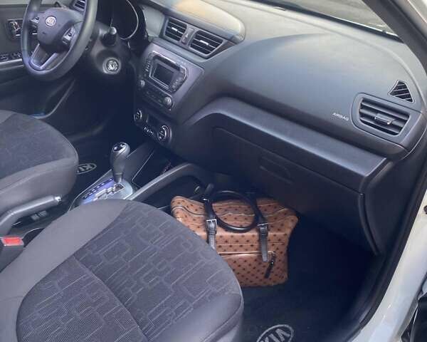 Белый Киа Рио, объемом двигателя 1.6 л и пробегом 186 тыс. км за 8100 $, фото 4 на Automoto.ua