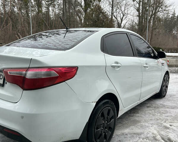 Белый Киа Рио, объемом двигателя 1.4 л и пробегом 315 тыс. км за 5300 $, фото 3 на Automoto.ua