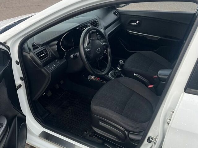 Белый Киа Рио, объемом двигателя 1.59 л и пробегом 262 тыс. км за 5700 $, фото 18 на Automoto.ua