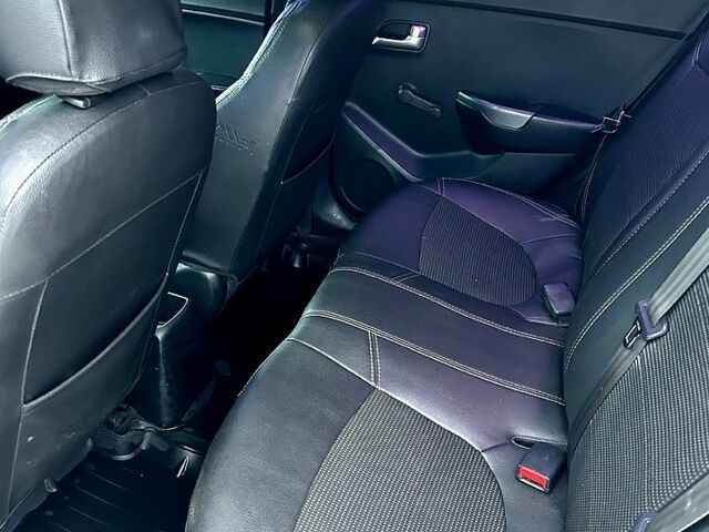 Білий Кіа Ріо, об'ємом двигуна 1.4 л та пробігом 31500 тис. км за 5300 $, фото 6 на Automoto.ua