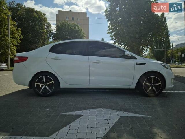 Білий Кіа Ріо, об'ємом двигуна 1.6 л та пробігом 200 тис. км за 8000 $, фото 7 на Automoto.ua