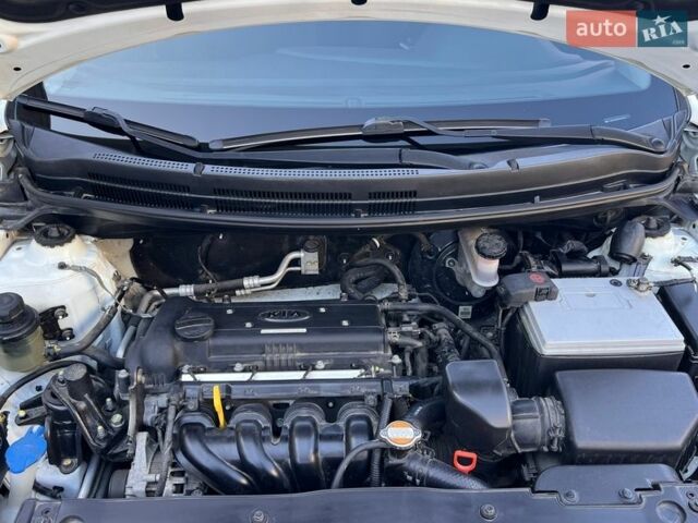 Білий Кіа Ріо, об'ємом двигуна 1.6 л та пробігом 48 тис. км за 10200 $, фото 7 на Automoto.ua