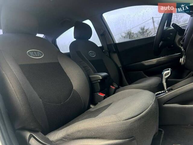 Белый Киа Рио, объемом двигателя 1.59 л и пробегом 150 тыс. км за 7100 $, фото 9 на Automoto.ua