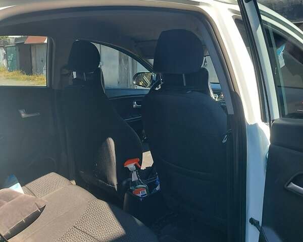 Білий Кіа Ріо, об'ємом двигуна 1.4 л та пробігом 69 тис. км за 8999 $, фото 6 на Automoto.ua