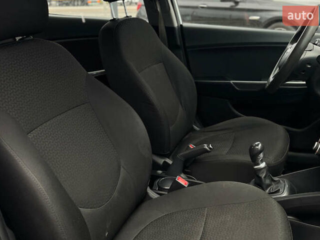 Белый Киа Рио, объемом двигателя 1.4 л и пробегом 200 тыс. км за 6900 $, фото 12 на Automoto.ua