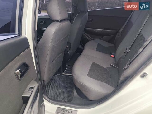 Белый Киа Рио, объемом двигателя 1.6 л и пробегом 150 тыс. км за 7500 $, фото 21 на Automoto.ua