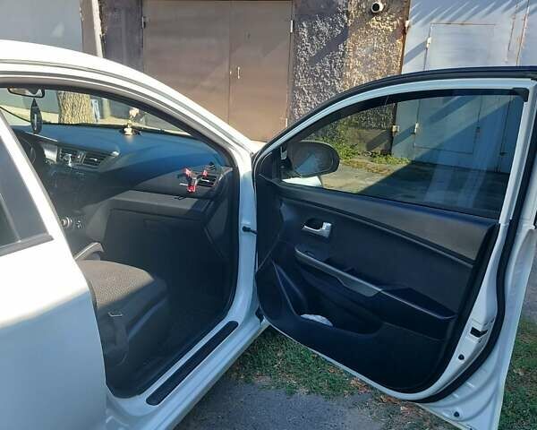 Білий Кіа Ріо, об'ємом двигуна 1.4 л та пробігом 69 тис. км за 8999 $, фото 8 на Automoto.ua