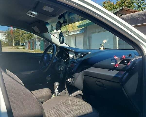Білий Кіа Ріо, об'ємом двигуна 1.4 л та пробігом 69 тис. км за 8999 $, фото 5 на Automoto.ua