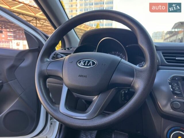 Білий Кіа Ріо, об'ємом двигуна 1.6 л та пробігом 48 тис. км за 10200 $, фото 9 на Automoto.ua