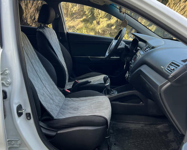 Белый Киа Рио, объемом двигателя 1.4 л и пробегом 144 тыс. км за 6300 $, фото 32 на Automoto.ua