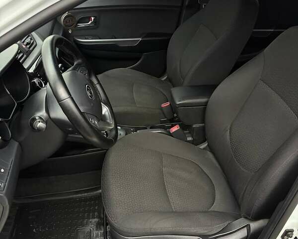 Білий Кіа Ріо, об'ємом двигуна 1.6 л та пробігом 91 тис. км за 8600 $, фото 10 на Automoto.ua
