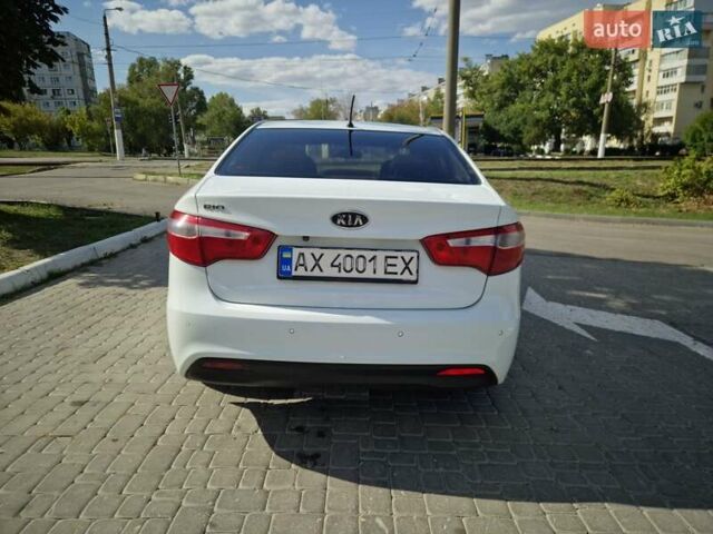 Білий Кіа Ріо, об'ємом двигуна 1.6 л та пробігом 200 тис. км за 8000 $, фото 6 на Automoto.ua
