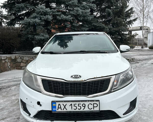 Белый Киа Рио, объемом двигателя 1.4 л и пробегом 315 тыс. км за 5300 $, фото 1 на Automoto.ua