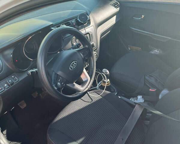 Белый Киа Рио, объемом двигателя 1.59 л и пробегом 290 тыс. км за 8000 $, фото 11 на Automoto.ua