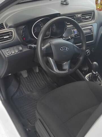 Білий Кіа Ріо, об'ємом двигуна 1.4 л та пробігом 168 тис. км за 7800 $, фото 5 на Automoto.ua