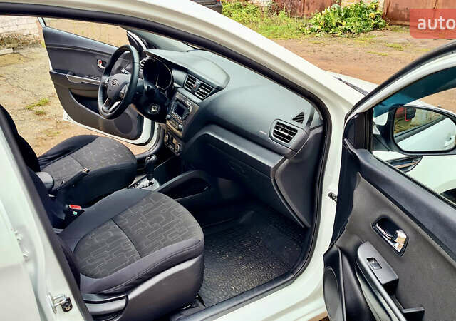 Белый Киа Рио, объемом двигателя 1.59 л и пробегом 159 тыс. км за 8800 $, фото 11 на Automoto.ua