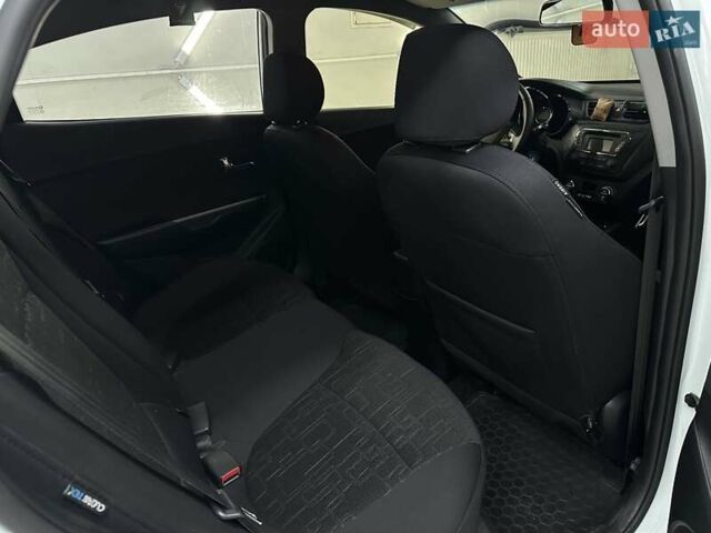 Белый Киа Рио, объемом двигателя 1.59 л и пробегом 112 тыс. км за 8700 $, фото 6 на Automoto.ua