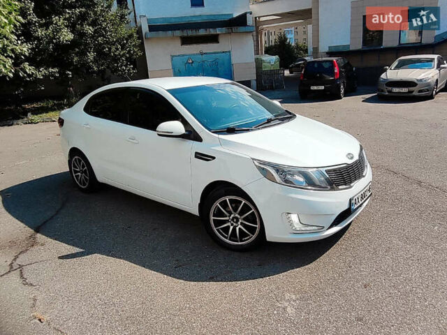 Білий Кіа Ріо, об'ємом двигуна 1.6 л та пробігом 206 тис. км за 6600 $, фото 7 на Automoto.ua
