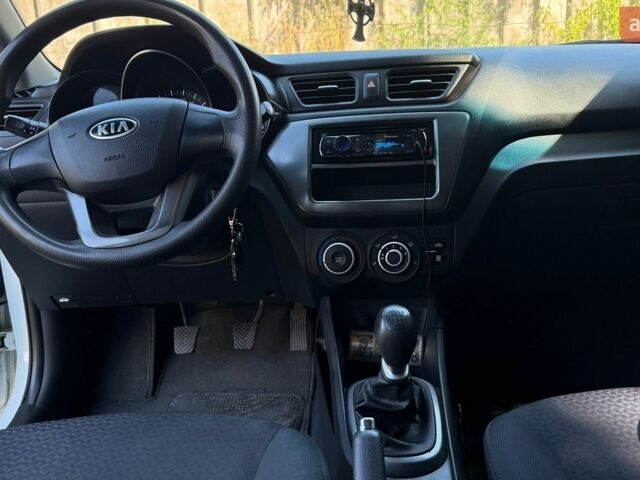 Белый Киа Рио, объемом двигателя 1.4 л и пробегом 129 тыс. км за 7500 $, фото 9 на Automoto.ua
