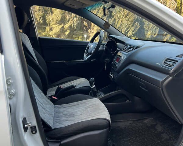 Белый Киа Рио, объемом двигателя 1.4 л и пробегом 144 тыс. км за 6300 $, фото 31 на Automoto.ua
