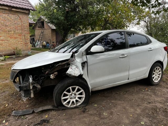 Білий Кіа Ріо, об'ємом двигуна 1.4 л та пробігом 180 тис. км за 3000 $, фото 5 на Automoto.ua