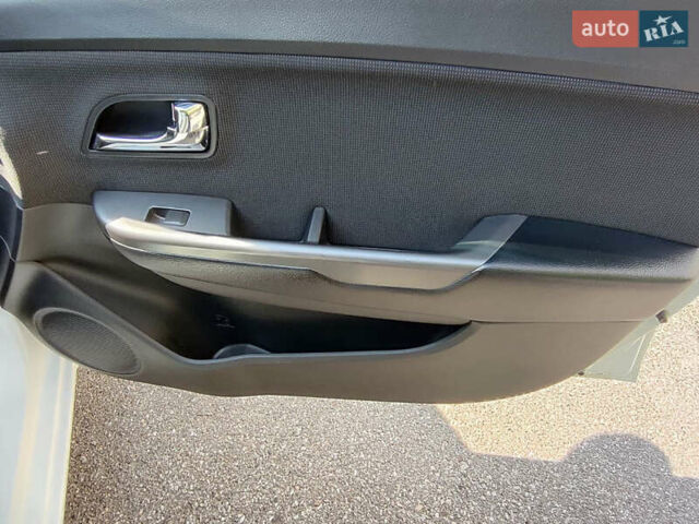 Білий Кіа Ріо, об'ємом двигуна 1.6 л та пробігом 206 тис. км за 6600 $, фото 10 на Automoto.ua