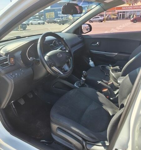 Белый Киа Рио, объемом двигателя 1.59 л и пробегом 124 тыс. км за 7700 $, фото 16 на Automoto.ua