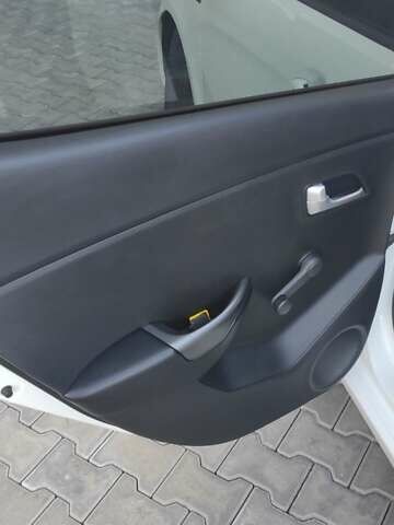 Белый Киа Рио, объемом двигателя 1.4 л и пробегом 168 тыс. км за 6800 $, фото 9 на Automoto.ua