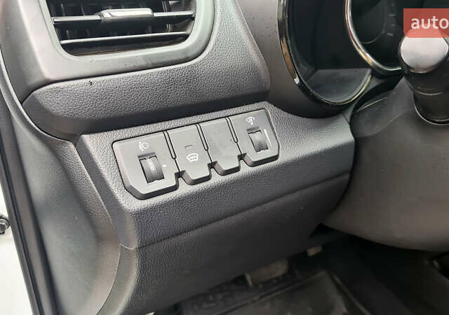 Белый Киа Рио, объемом двигателя 1.59 л и пробегом 159 тыс. км за 8800 $, фото 7 на Automoto.ua