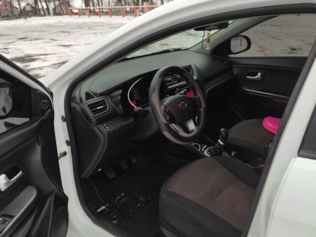 Білий Кіа Ріо, об'ємом двигуна 1.4 л та пробігом 98 тис. км за 8600 $, фото 6 на Automoto.ua